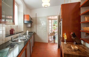 Frigorífic, microones, placa de cuina i rentaplats 