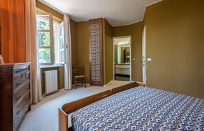 6 bedrooms, travel crib, free WiFi, bed sheets