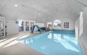 Innendørsbasseng