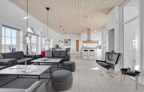 TV, peis, DVD-spiller og bordtennis