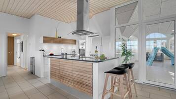 Réfrigérateur, surface de cuisson, lave-vaisselle, cafetière-théière