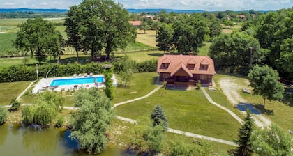 Haus am See in Mala Ludina mit KĂŒche