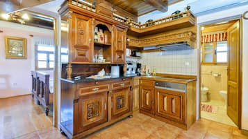Fridge, oven, stovetop, dishwasher