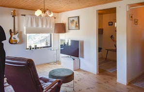 Smart TV, fireplace - Cozy home in Sexdrega with sauna (Sexdrega)