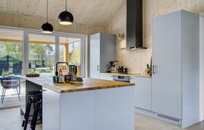 Een koelkast, een oven, een kookplaat, een vaatwasser