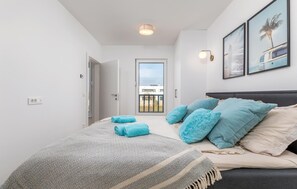 2 chambres, coffres-forts dans les chambres, lit parapluie