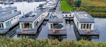 Awesome ship in Aalsmeer with lake view