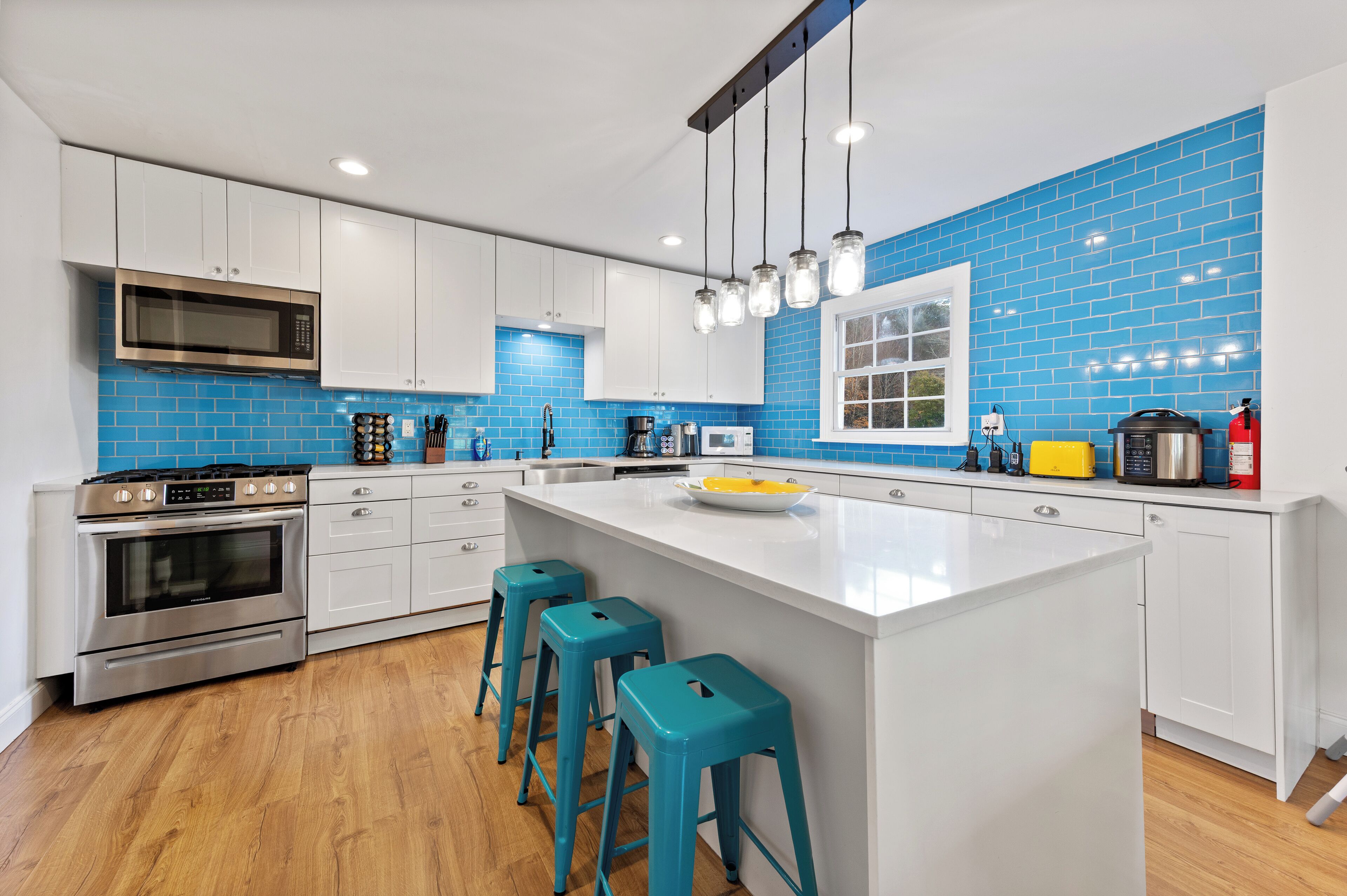 Réfrigérateur, four à micro-ondes, un four, surface de cuisson