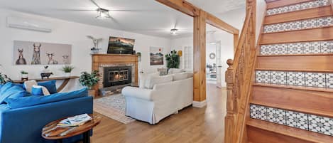 Smart-tv, een open haard en boeken