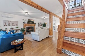 Smart-TV, peis og bøker