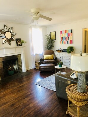 Smart TV - Heart of Five Points .. Adorable, updated, 3 bedroom one bath Cottage for rent! (Athens)