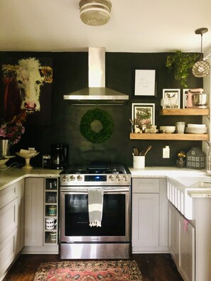 Fridge, microwave, oven, stovetop - Heart of Five Points .. Adorable, updated, 3 bedroom one bath Cottage for rent! (Athens)