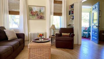 TV connectée, lecteur de DVD, livres, vidéothèque