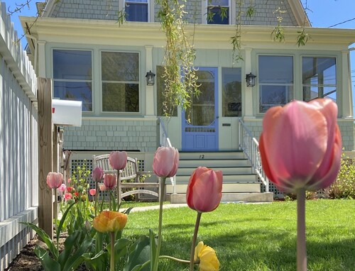 Downtown Mystic Home  Private Driveway Fenced in Yard Discounted longer stays