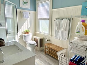 Combined shower/bathtub, hair dryer, towels, soap