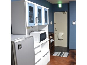Fridge, microwave, stovetop, cookware/dishes/utensils - Standard Chartered apartment Beppu Kitahama Uri / Beppu Ōita (Beppu)