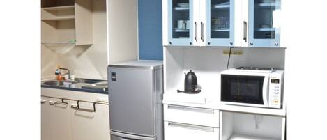 Kjøleskap, mikrobølgeovn, kokeplater og kjøkkenutstyr