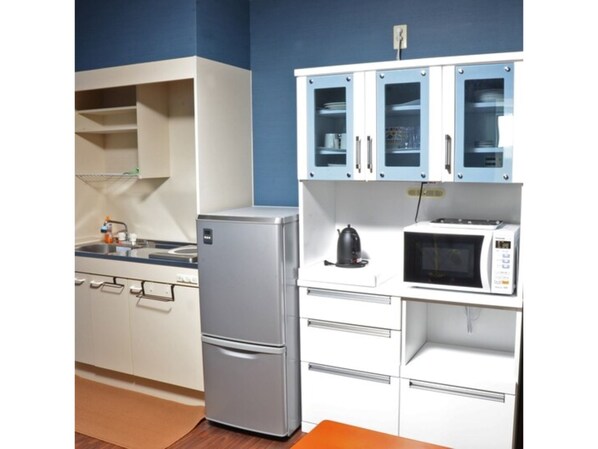 Fridge, microwave, stovetop, cookware/dishes/utensils