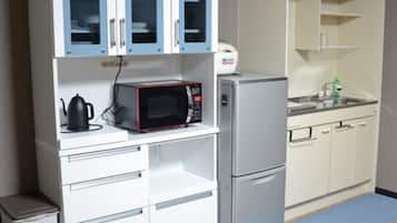 Kühlschrank, Mikrowelle, Herdplatte, Kochgeschirr/Geschirr/Besteck