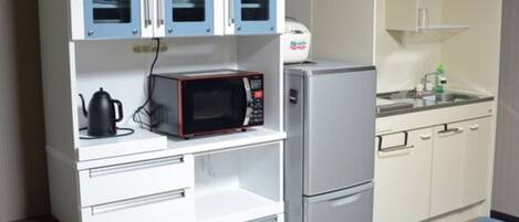 Fridge, microwave, stovetop, cookware/dishes/utensils