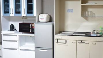 Fridge, microwave, stovetop, cookware/dishes/utensils