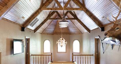 The Swan House: Private, Peaceful, and Picturesque Lakefront Property