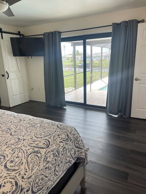 3 chambres, bureau, fer et planche à repasser, lit de bébé portatif