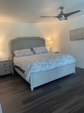 3 chambres, bureau, fer et planche à repasser, lit parapluie