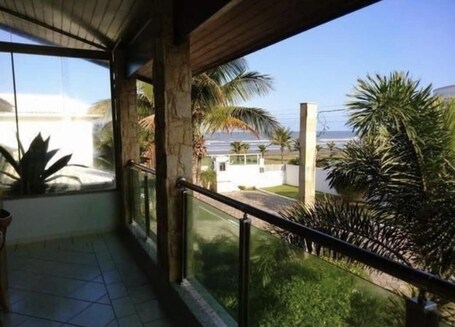 Property grounds. Beautiful house in Peruibe