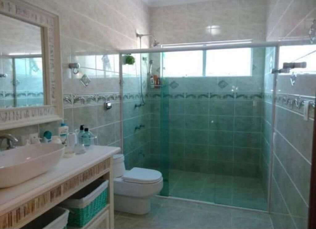 Banheira, bidê, papel higiênico 