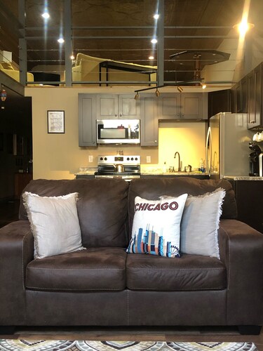 Lincoln’s Loft - Hawthorne Suite Downtown Lincoln, IL