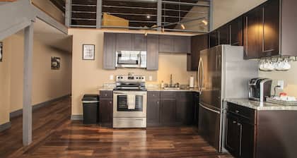 Lincoln’s Loft - Hawthorne Suite Downtown Lincoln, IL