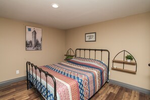 3 bedrooms, desk, iron/ironing board, travel cot - Lincoln’s Loft - Hawthorne Suite Downtown Lincoln, IL  (Lincoln)