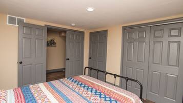 3 bedrooms, desk, iron/ironing board, travel crib