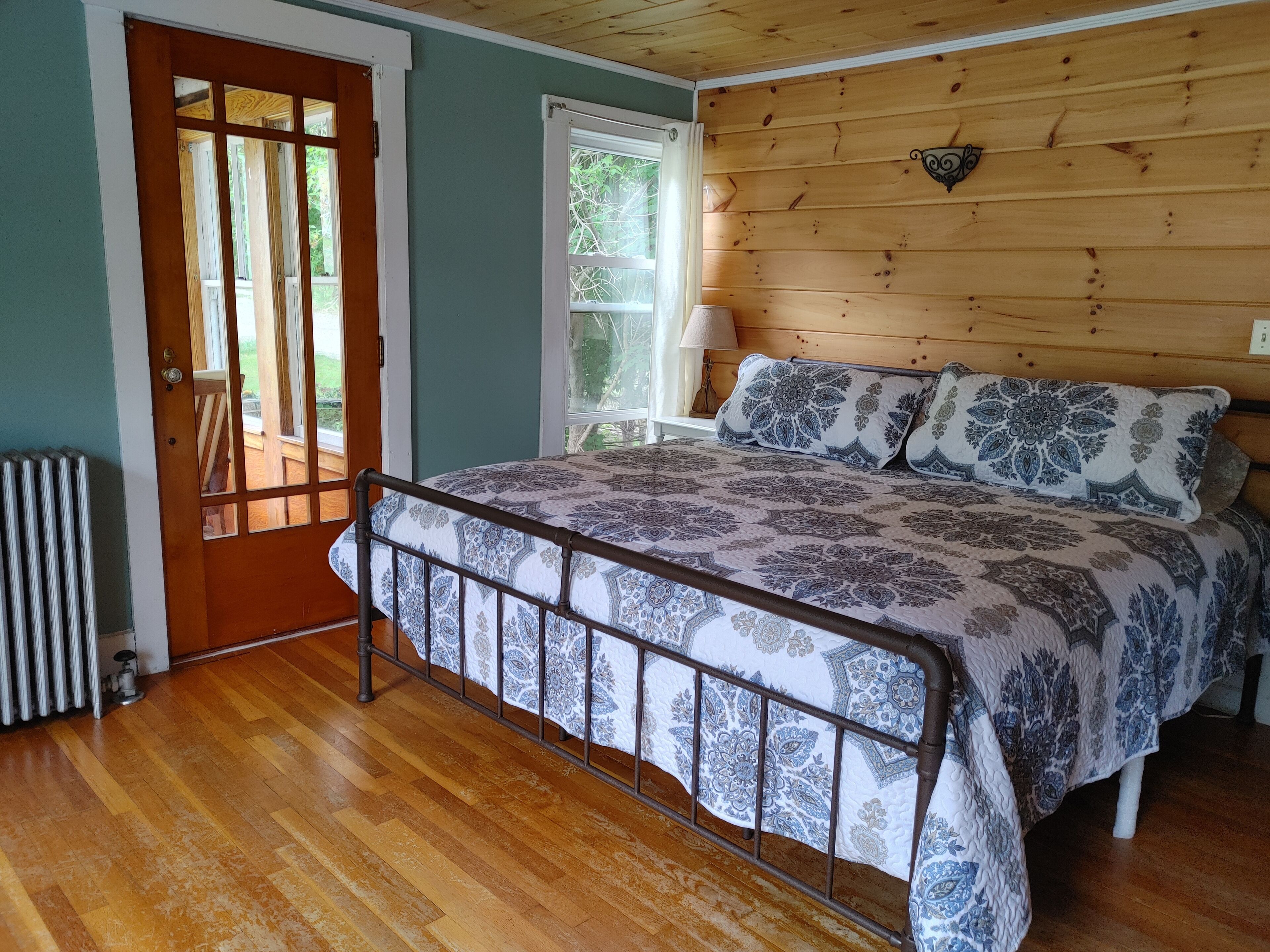 3 quartos, ferros/tábuas de passar roupa, berço de viagem