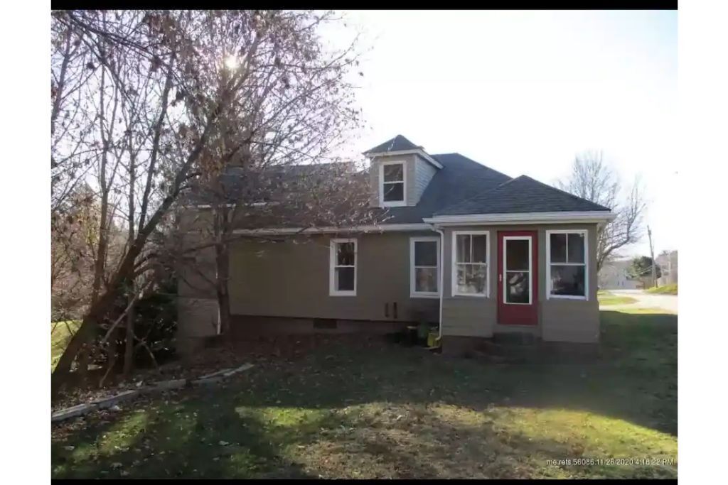Walk to TownBeach or kayak from backyard to Lake Annabessacook. Walk downtown 