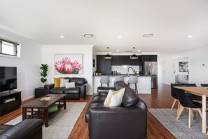 스탠다드 하우스, 침실 4개 | 거실 공간 | 디지털 채널 시청이 가능한 50인치 스마트 TV, TV, DVD 플레이어