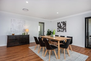 Casa Standard, 4 camere da letto | Pasti in camera
