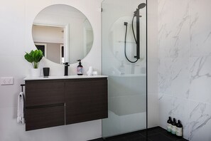 Standard House, 4 Bedrooms | Bathroom | Separate tub and shower, hair dryer, soap, shampoo - Campanile House by Your Innkeeper Mudgee (Mudgee)