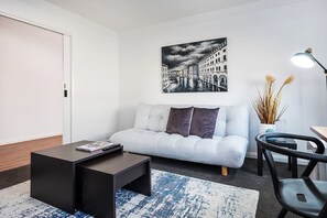 스탠다드 하우스, 침실 4개 | 거실 | 디지털 채널 시청이 가능한 50인치 스마트 TV, TV, DVD 플레이어