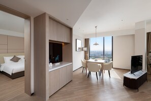 Suite estándar | Minibar, caja fuerte, escritorio y espacio para trabajar con un portátil