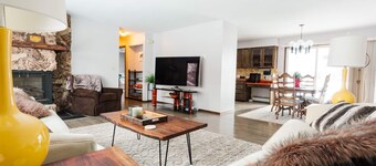 Relaxing Lake Haven - FULL HOUSE - Close to EVERYTHING!