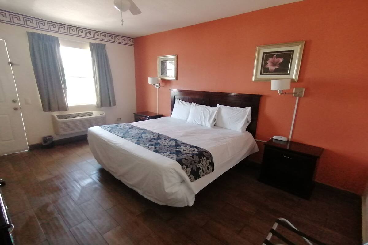Room, 1 King Bed | Blackout drapes, iron/ironing board (on request), WiFi (free)