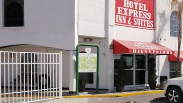 Vista frontal de la propiedad