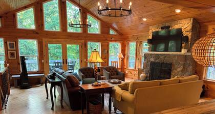 Lakefront, Forested, 4 bed/2 bath, Ping Pong, Pool Table, Kayaks, Wifi, No Pets.