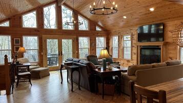 Una Smart TV, una chimenea, un reproductor de DVD