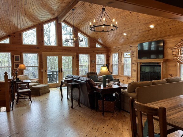 Smart-TV, Kamin, DVD-Player, Tischtennisplatte