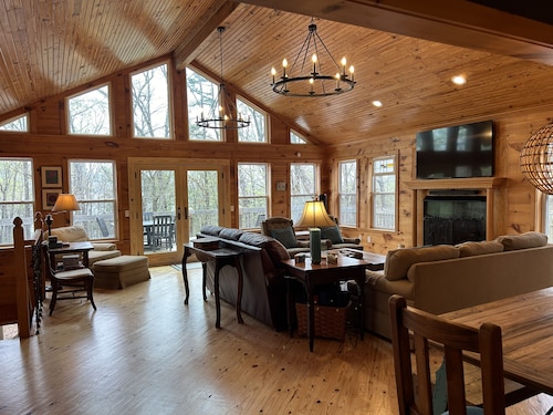 Lakefront, Forested, 4 bed/2 bath, Ping Pong, Pool Table, Kayaks, Wifi, No Pets.