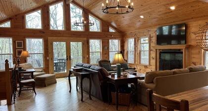 Lakefront, Forested, 4 bed/2 bath, Ping Pong, Pool Table, Kayaks, Wifi, No Pets.