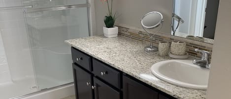 Combined shower/tub, towels